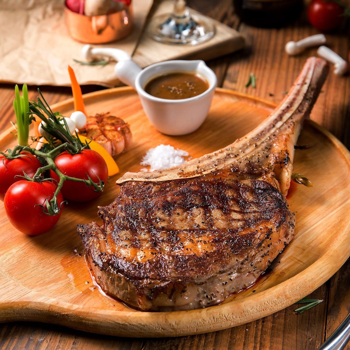 Carne de cocción lenta acompañada por verduras al horno